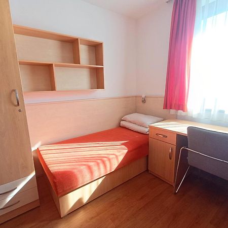 Famulus Kollegium Hostel Gyor Bagian luar foto