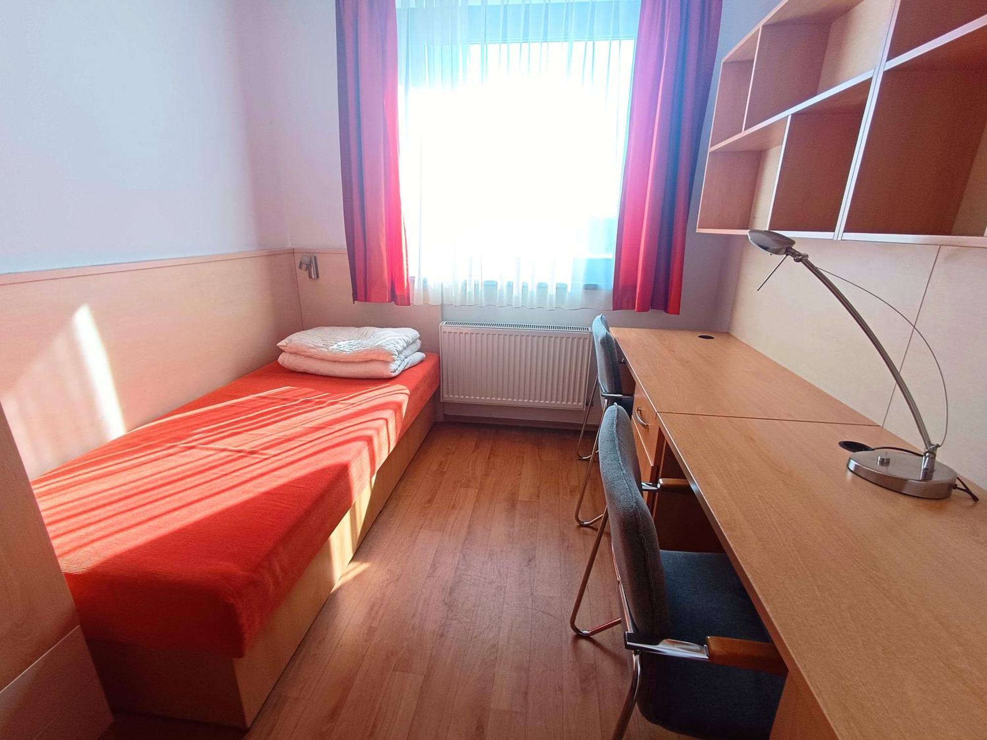 Famulus Kollegium Hostel Gyor Bagian luar foto