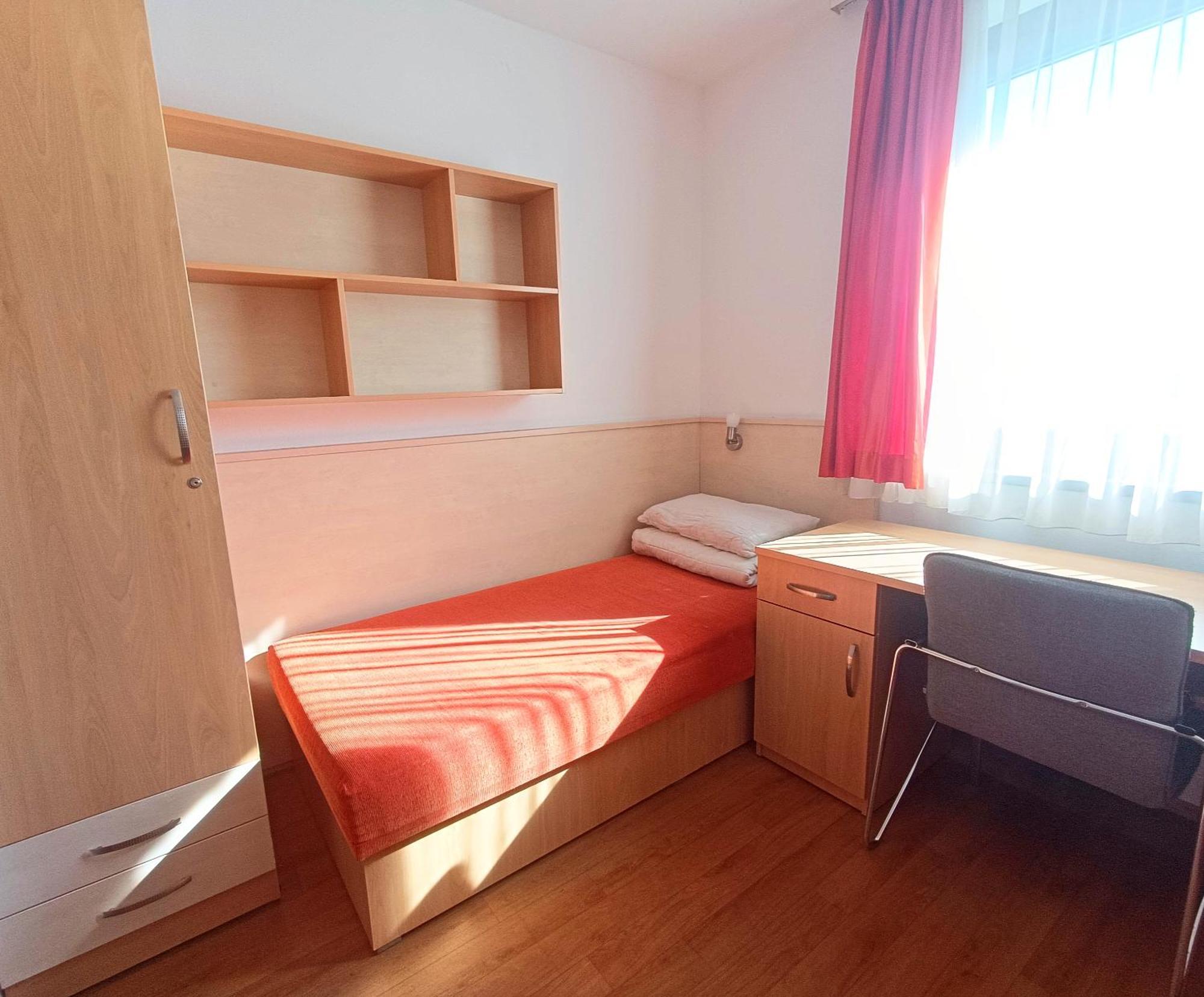 Famulus Kollegium Hostel Gyor Bagian luar foto