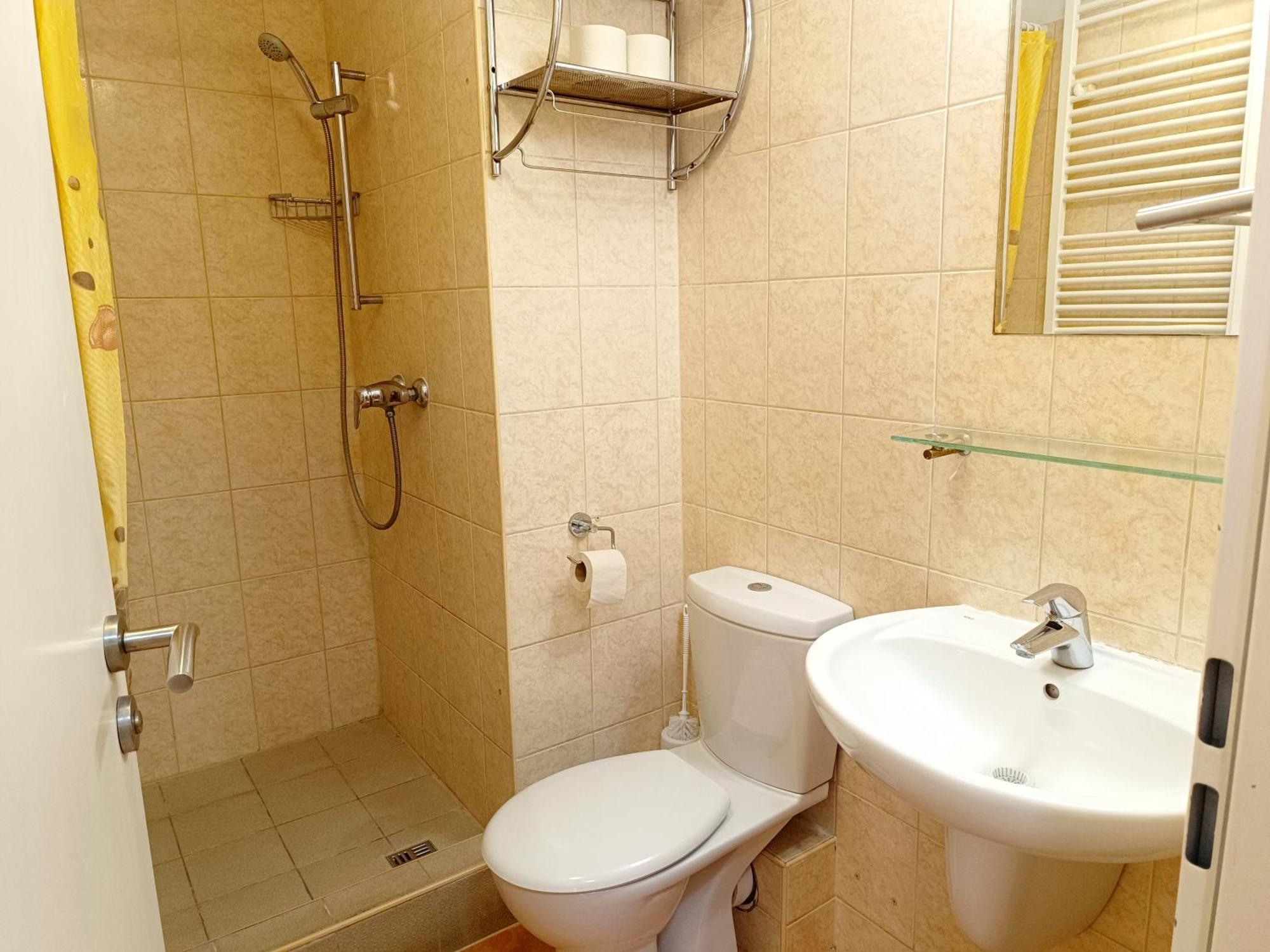 Famulus Kollegium Hostel Gyor Bagian luar foto