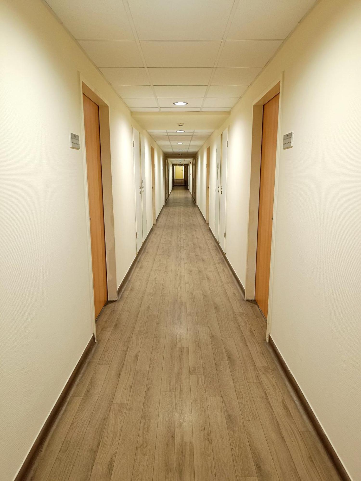 Famulus Kollegium Hostel Gyor Bagian luar foto