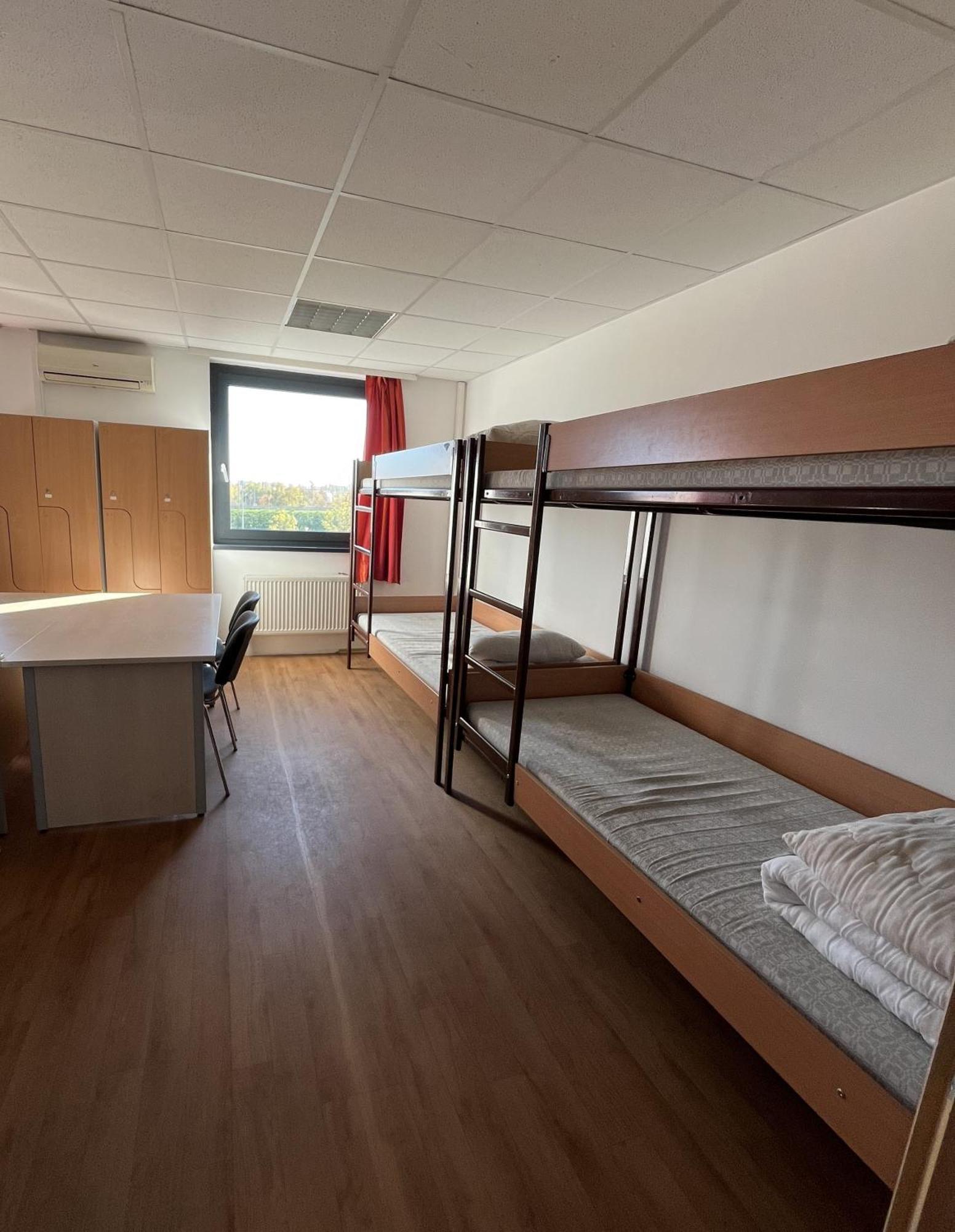 Famulus Kollegium Hostel Gyor Bagian luar foto