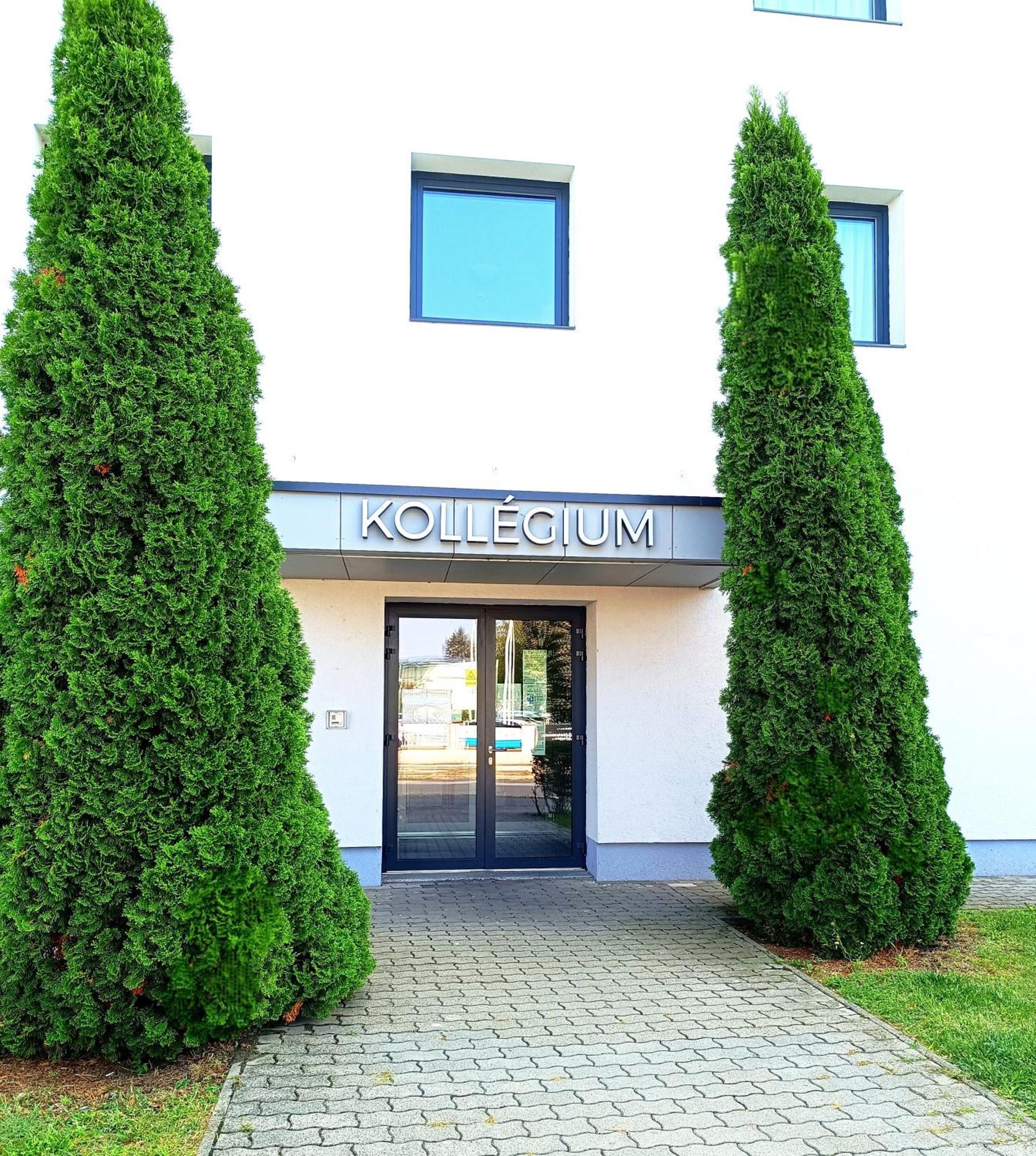Famulus Kollegium Hostel Gyor Bagian luar foto