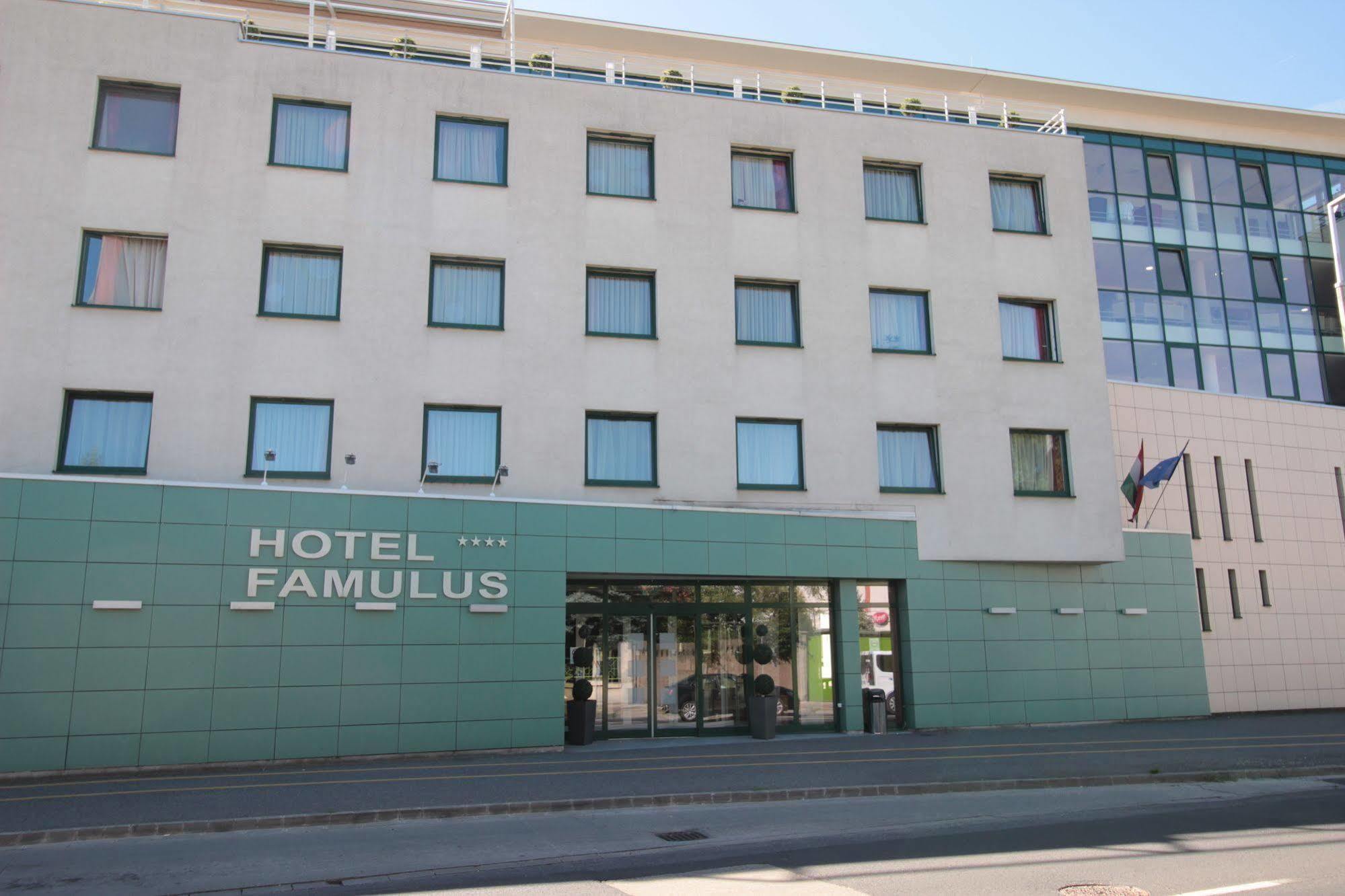 Famulus Kollegium Hostel Gyor Bagian luar foto
