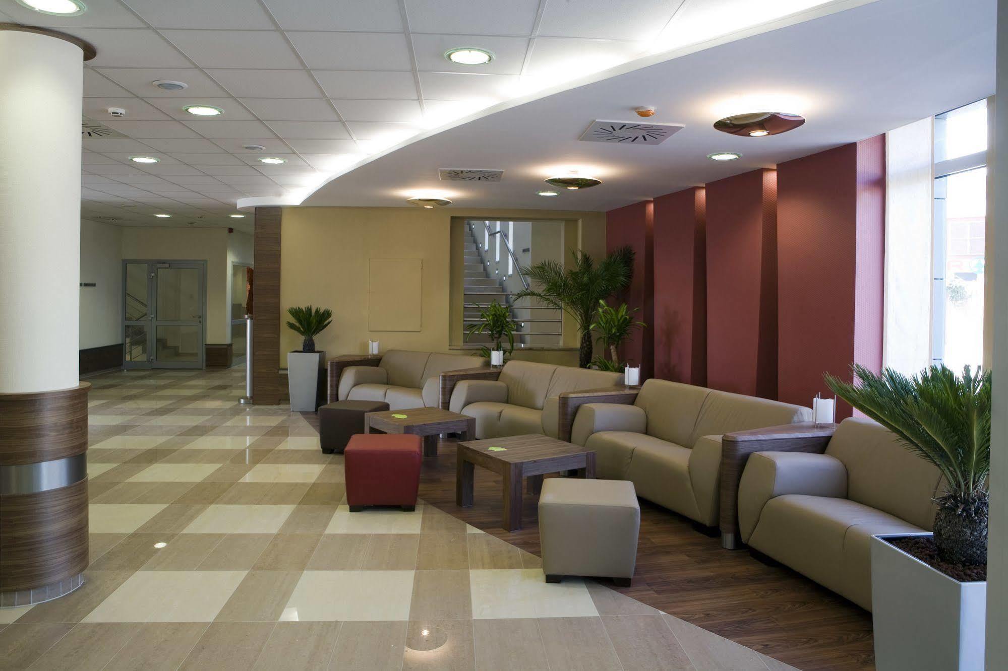 Famulus Kollegium Hostel Gyor Bagian luar foto