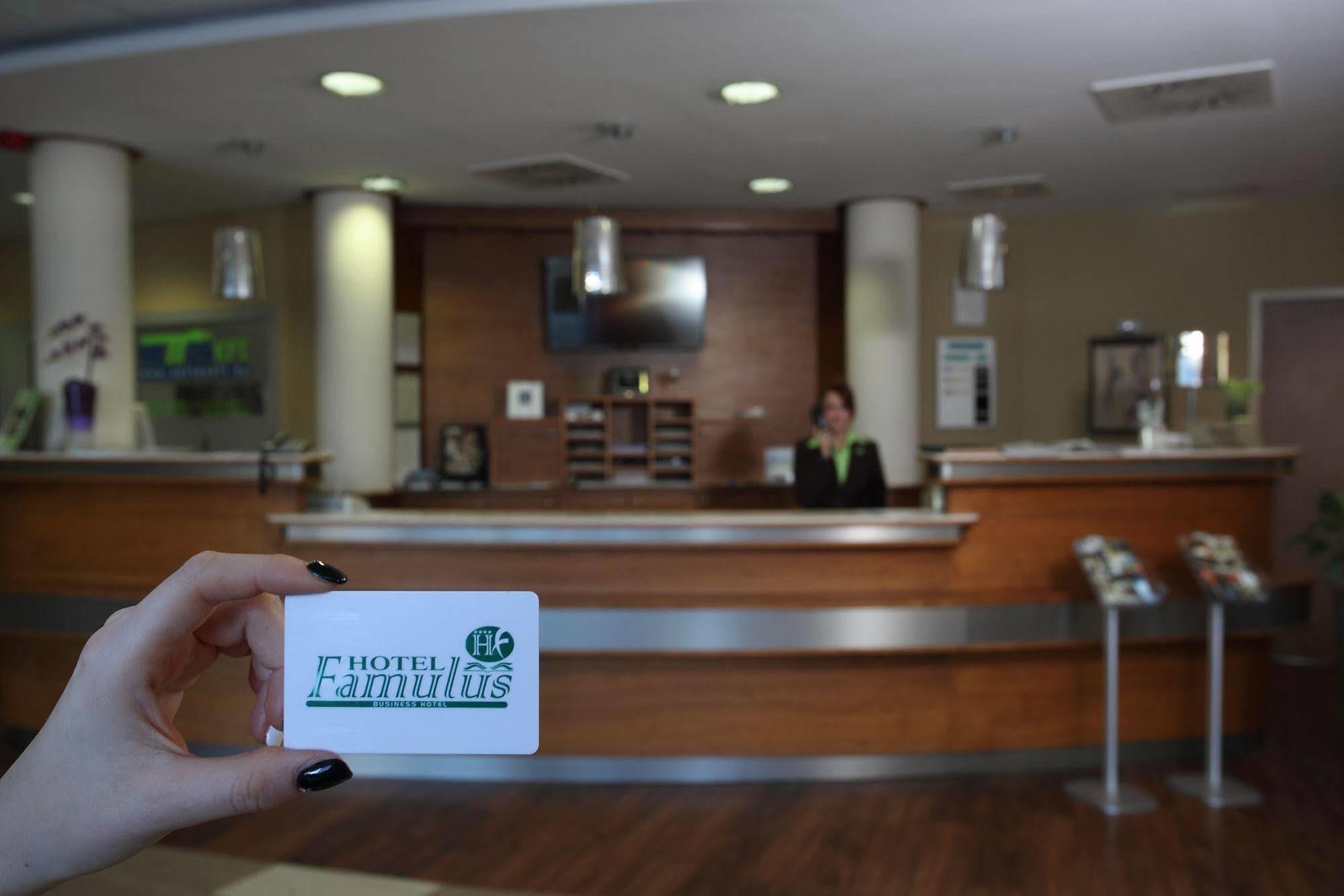 Famulus Kollegium Hostel Gyor Bagian luar foto