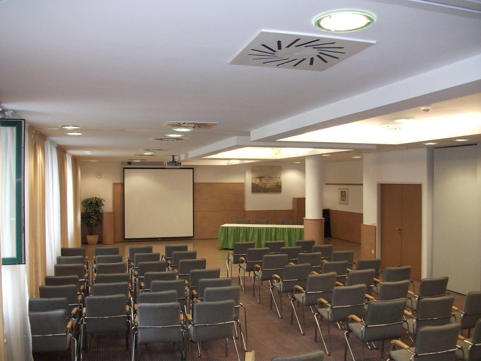 Famulus Kollegium Hostel Gyor Bagian luar foto