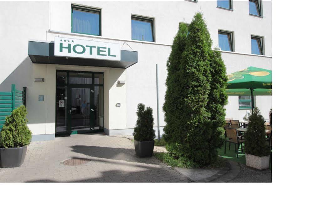 Famulus Kollegium Hostel Gyor Bagian luar foto